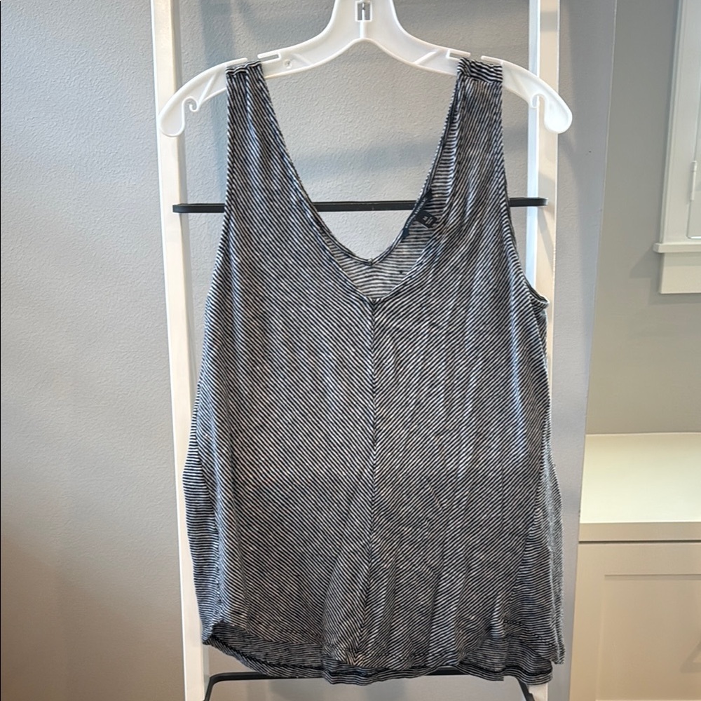 Banana Republic M cotton vneck tank top EUC